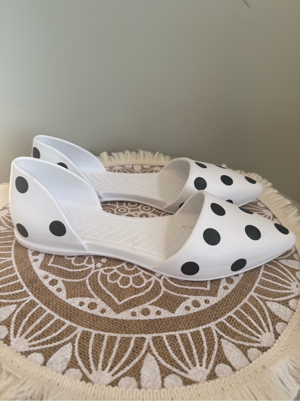 NATIVE Women's Polka Dot Flats WHITE & BLACK Slip on Pointed Toe Size 7